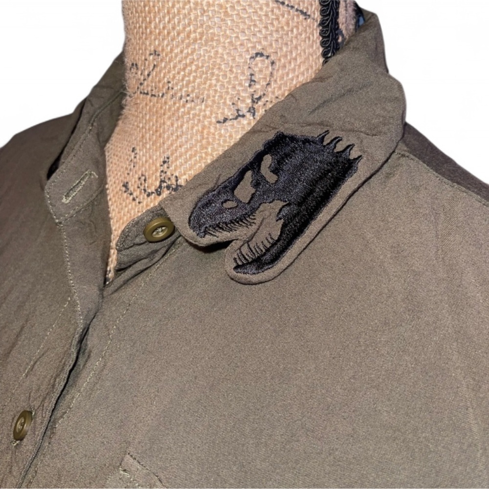 BoxLunch Jurassic Park Logo Button Down Shirt XS Tie Front Cosplay Top - Picture 4 of 8